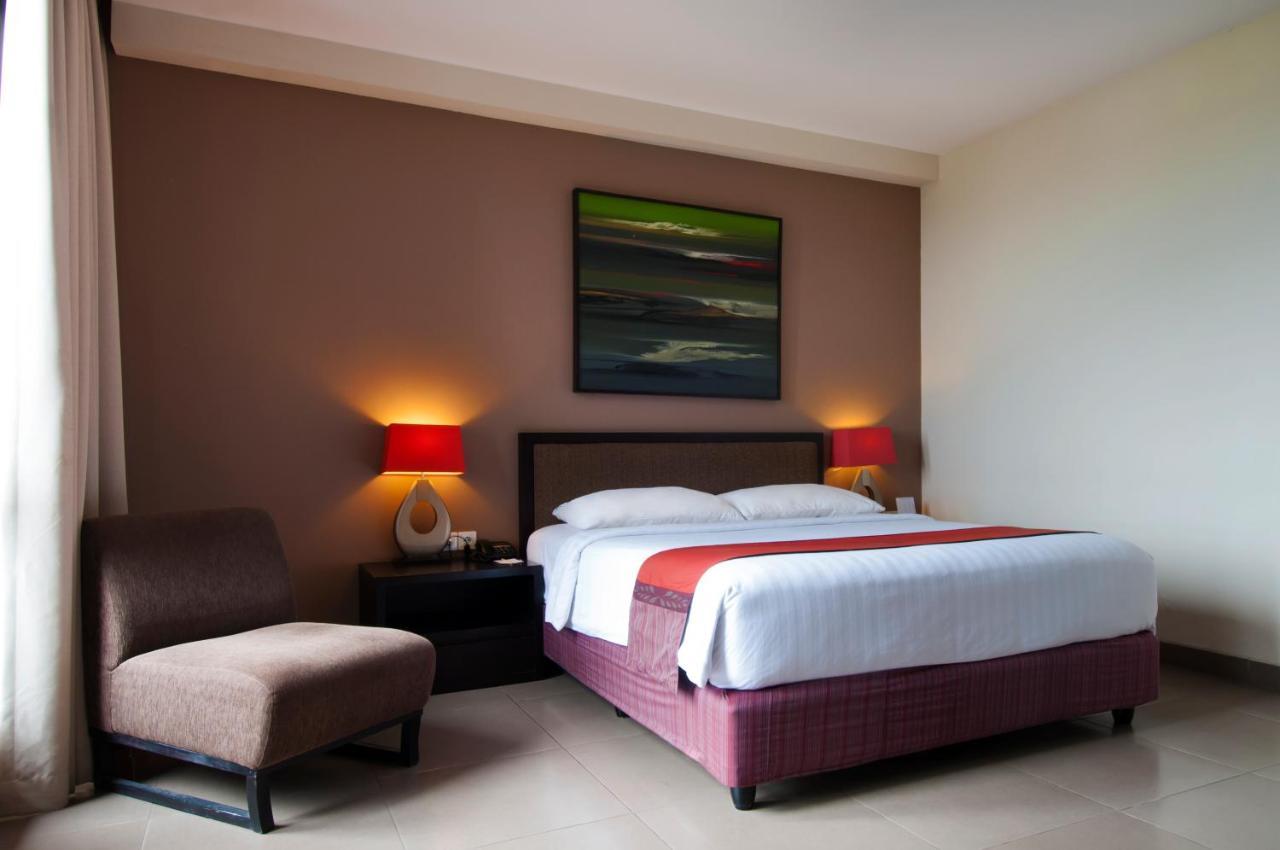 100 Sunset Kuta Hotel & Ballroom ภายนอก รูปภาพ