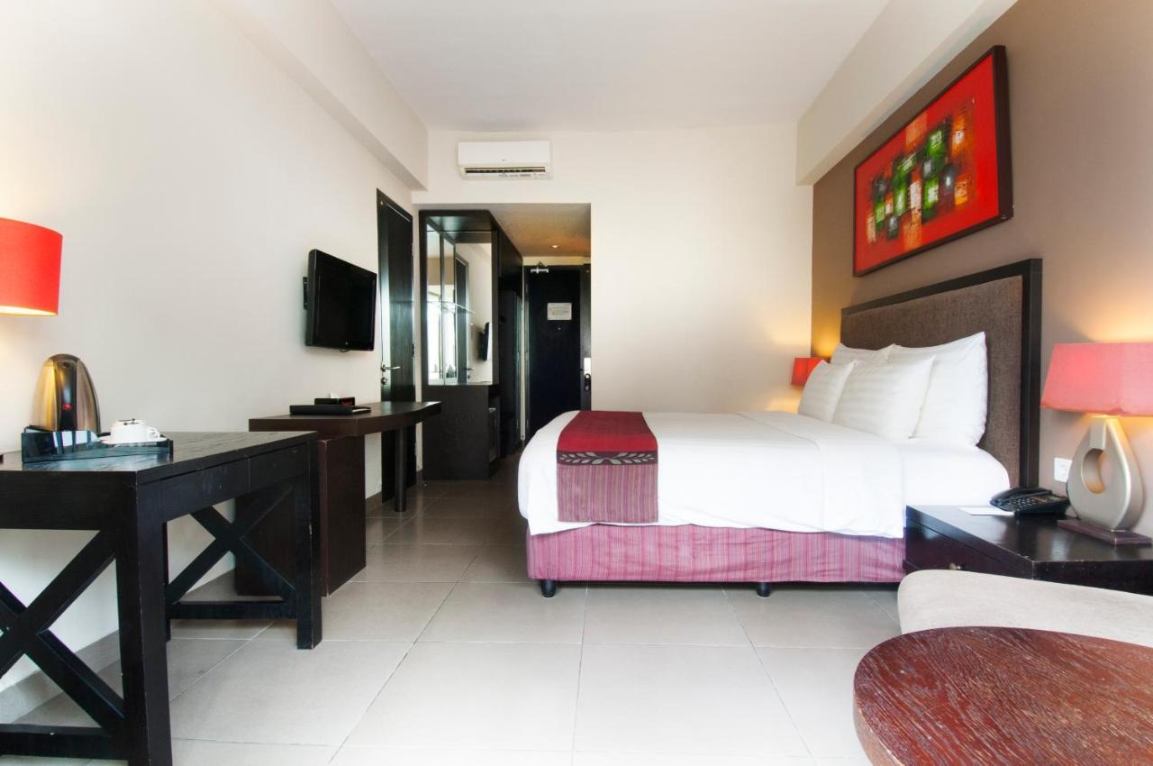 100 Sunset Kuta Hotel & Ballroom ภายนอก รูปภาพ