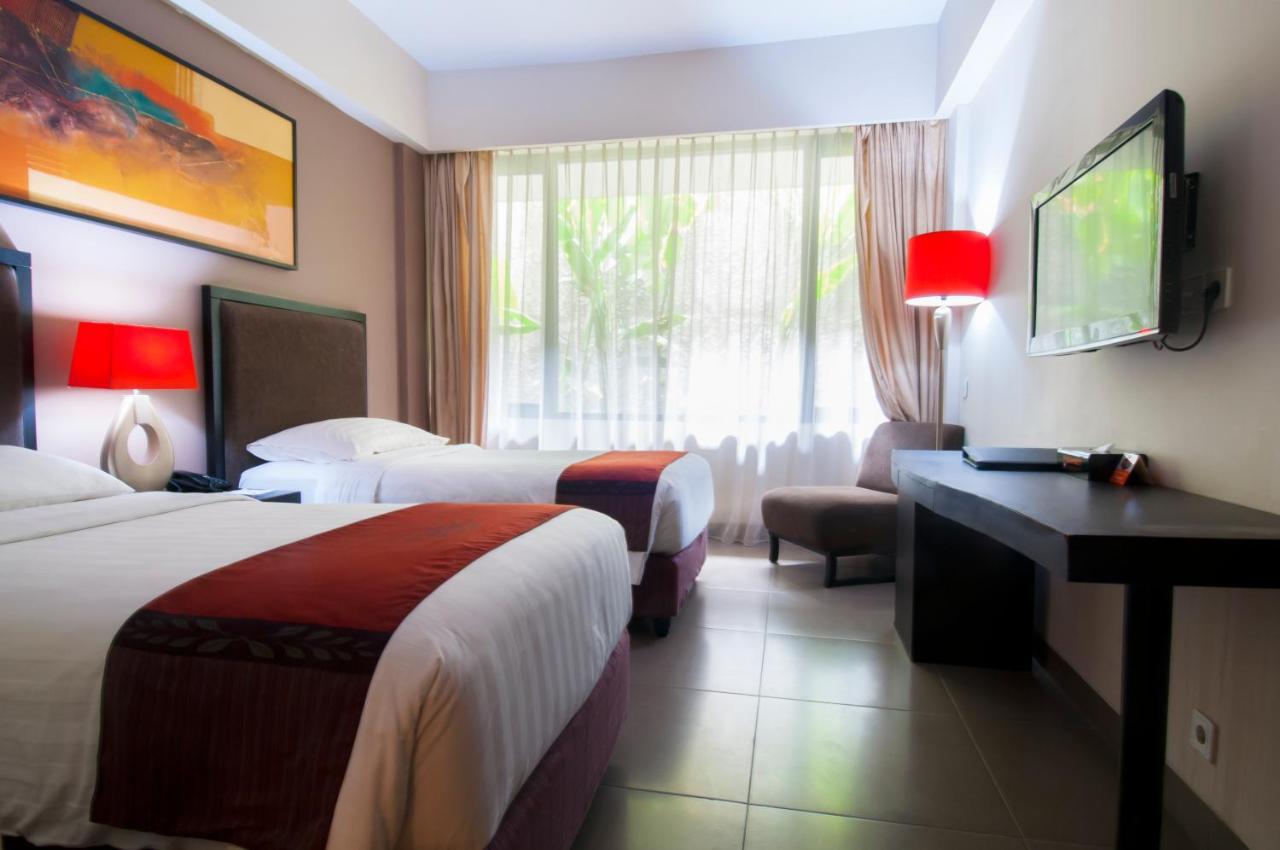 100 Sunset Kuta Hotel & Ballroom ภายนอก รูปภาพ