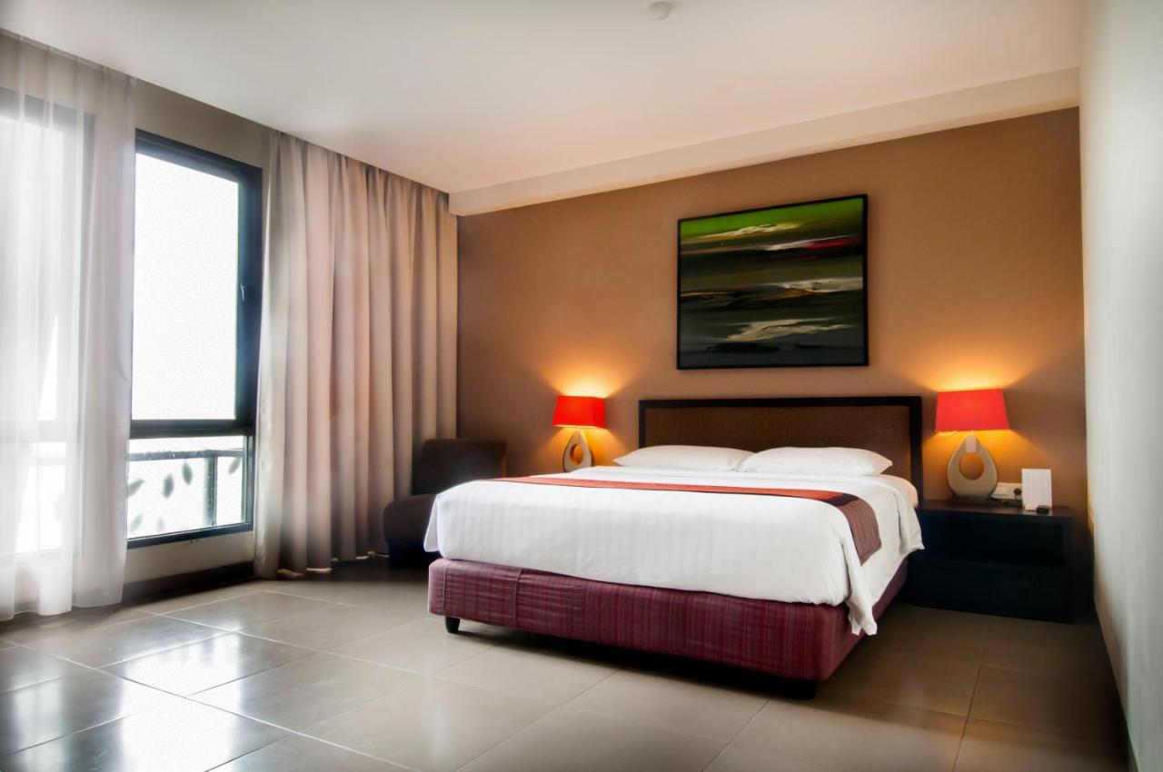 100 Sunset Kuta Hotel & Ballroom ภายนอก รูปภาพ